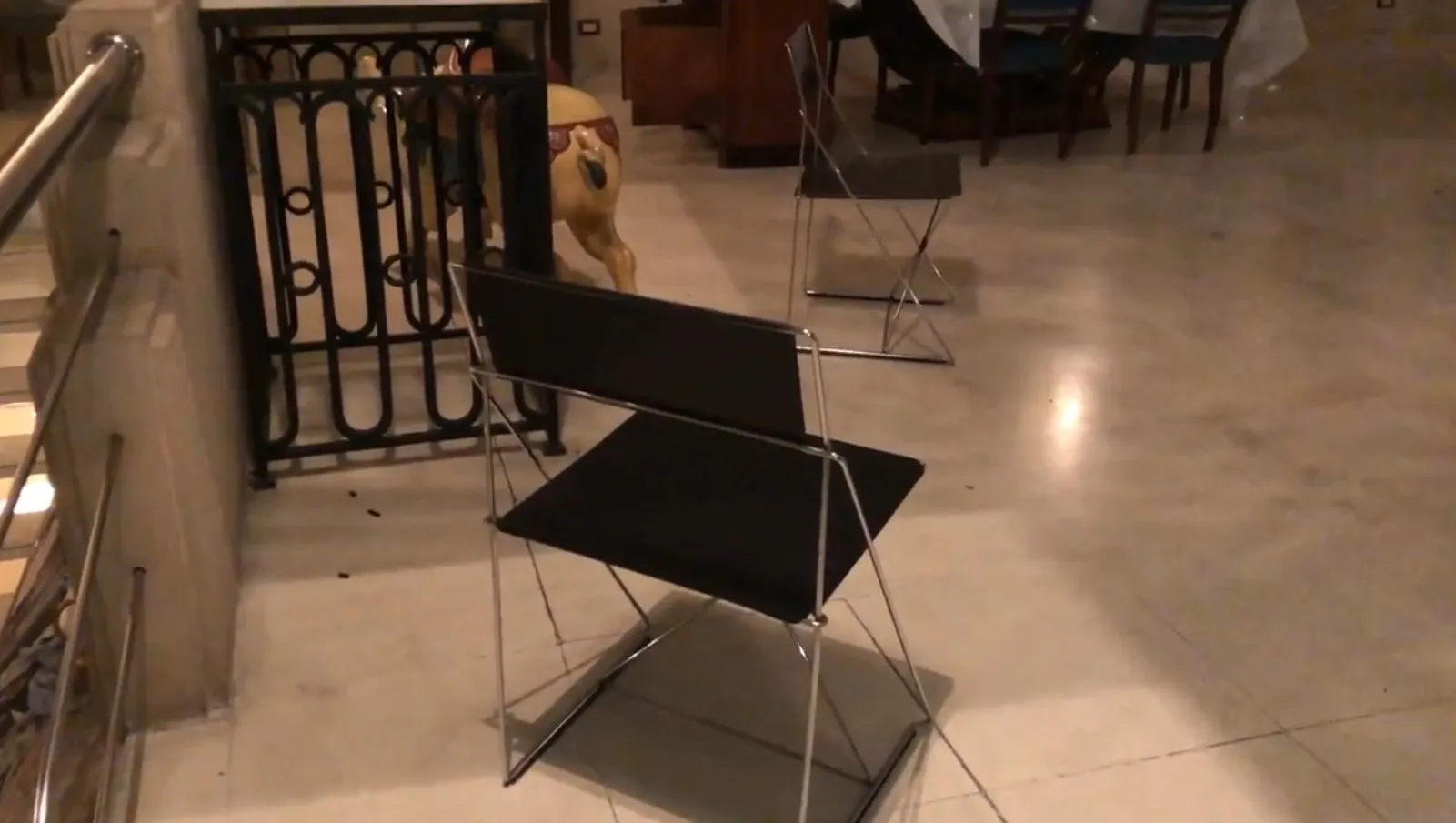 Due sedie antiche in un ambiente accogliente con sfondo decorativo