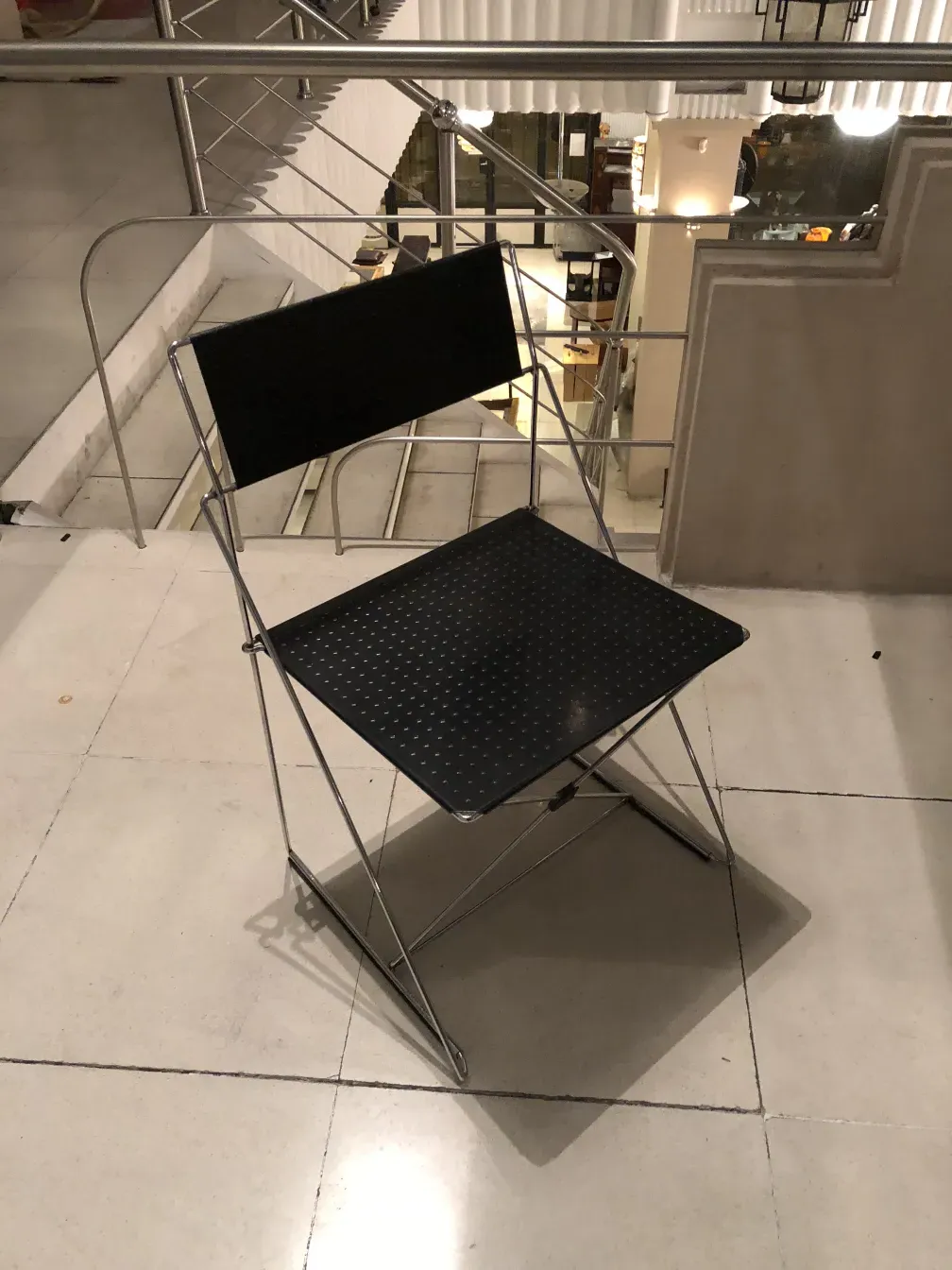 Deux chaises anciennes avec design élégant dans une salle décorative