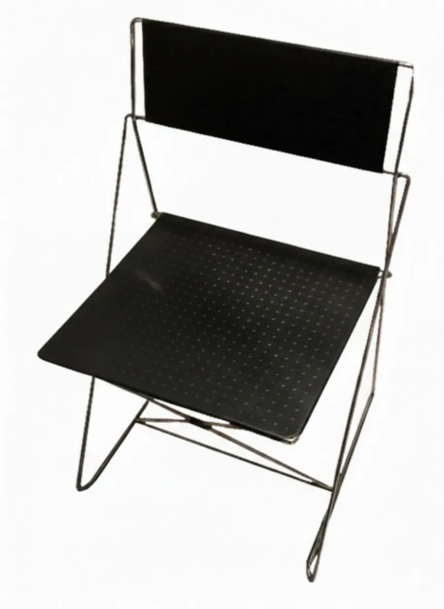 Duas cadeiras antigas de design simples, vistas em um ambiente claro.