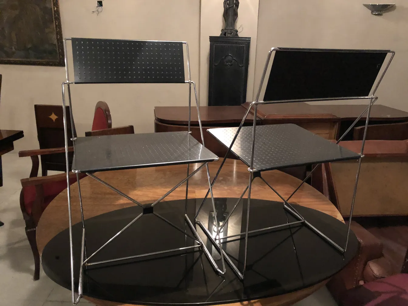 duas cadeiras antigas com almofadas em um ambiente elegante