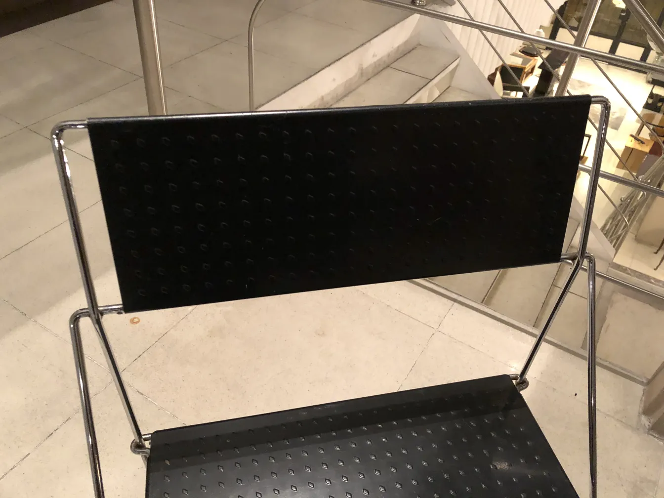 Dos sillas antiguas en un ambiente moderno