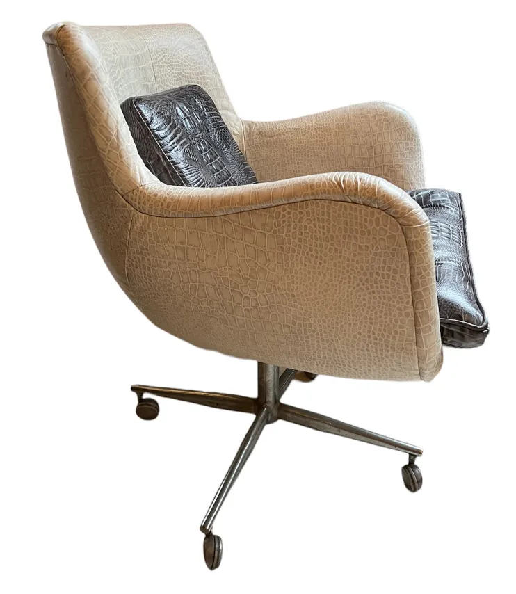 Sillón antiguo con ruedas y diseño elegante, ideal para el hogar.