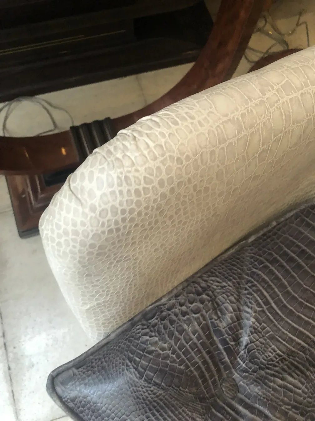 Sillón antiguo con un diseño exclusivo y elegante, parte de un ambiente acogedor.