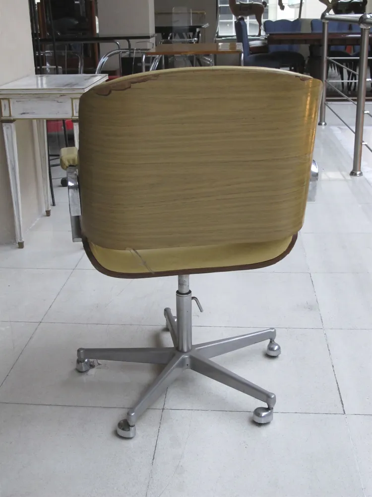 Vue arrière d'un fauteuil de bureau ancien avec roulettes