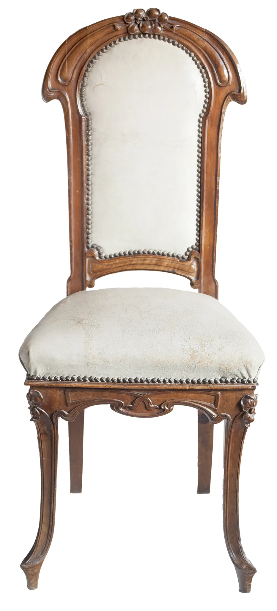 Chaise antique à restaurer, avec un design classique et un rembourrage clair.