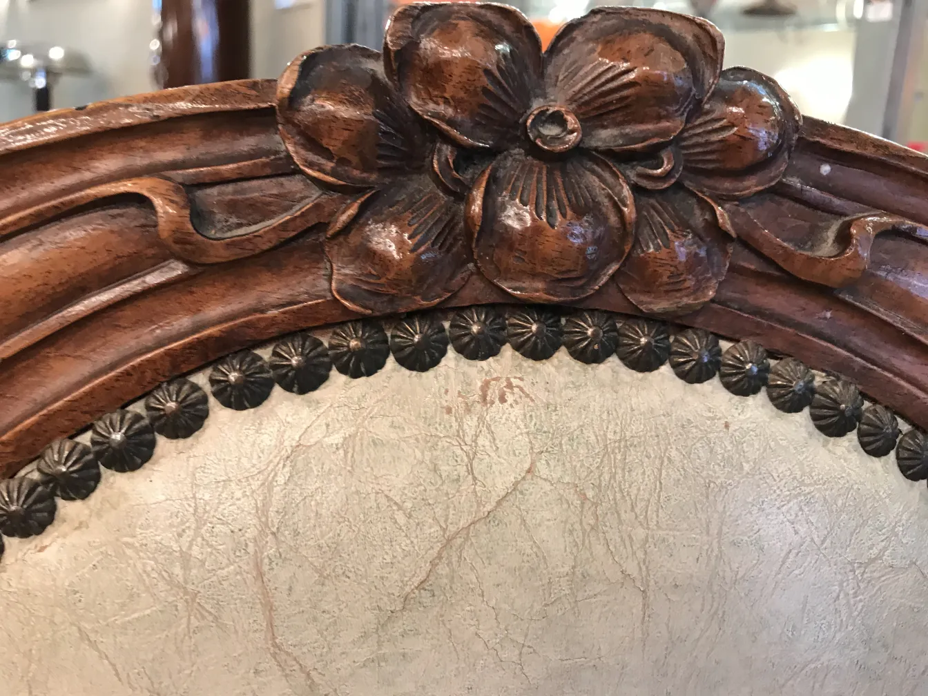 silla antigua con respaldo decorado y detalles en flor