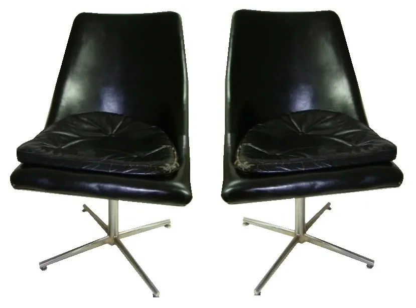 Paire de chaises de bureau anciennes avec coussins noirs