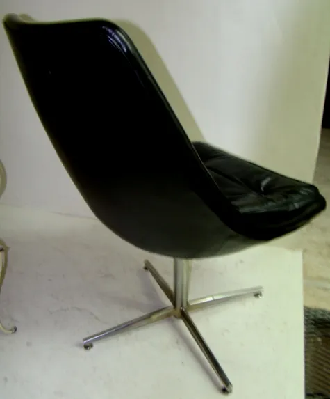 Cadeiras de mesa pretas antigas, para restaurar, design elegante