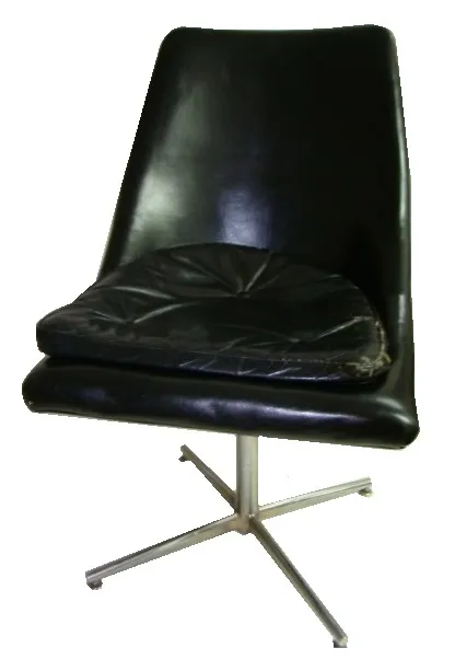 Sedie da scrivania antiche con cuscini consumati, ambiente neutro.