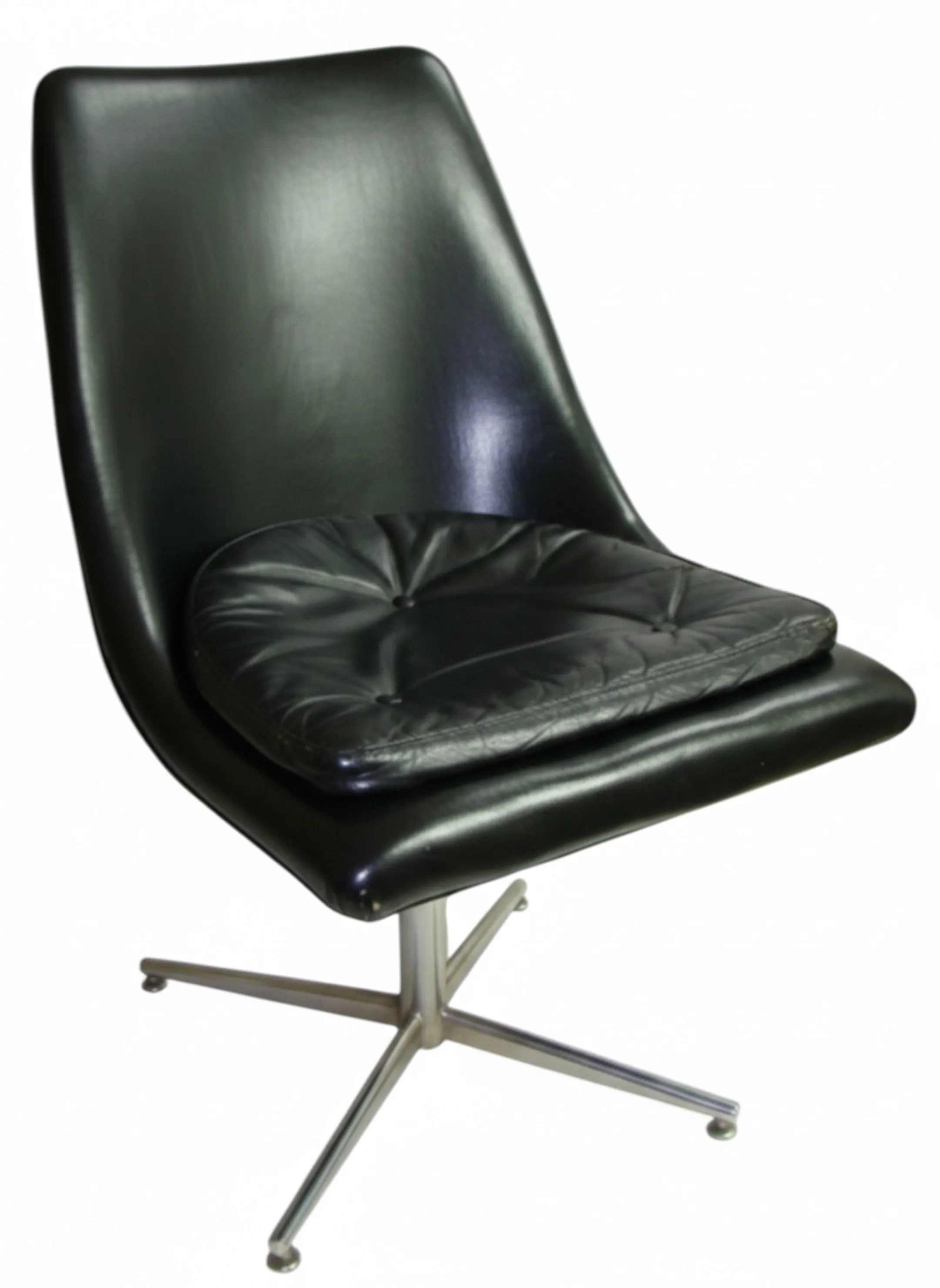 Deux chaises de bureau antiques avec des coussins, environnement neutre.