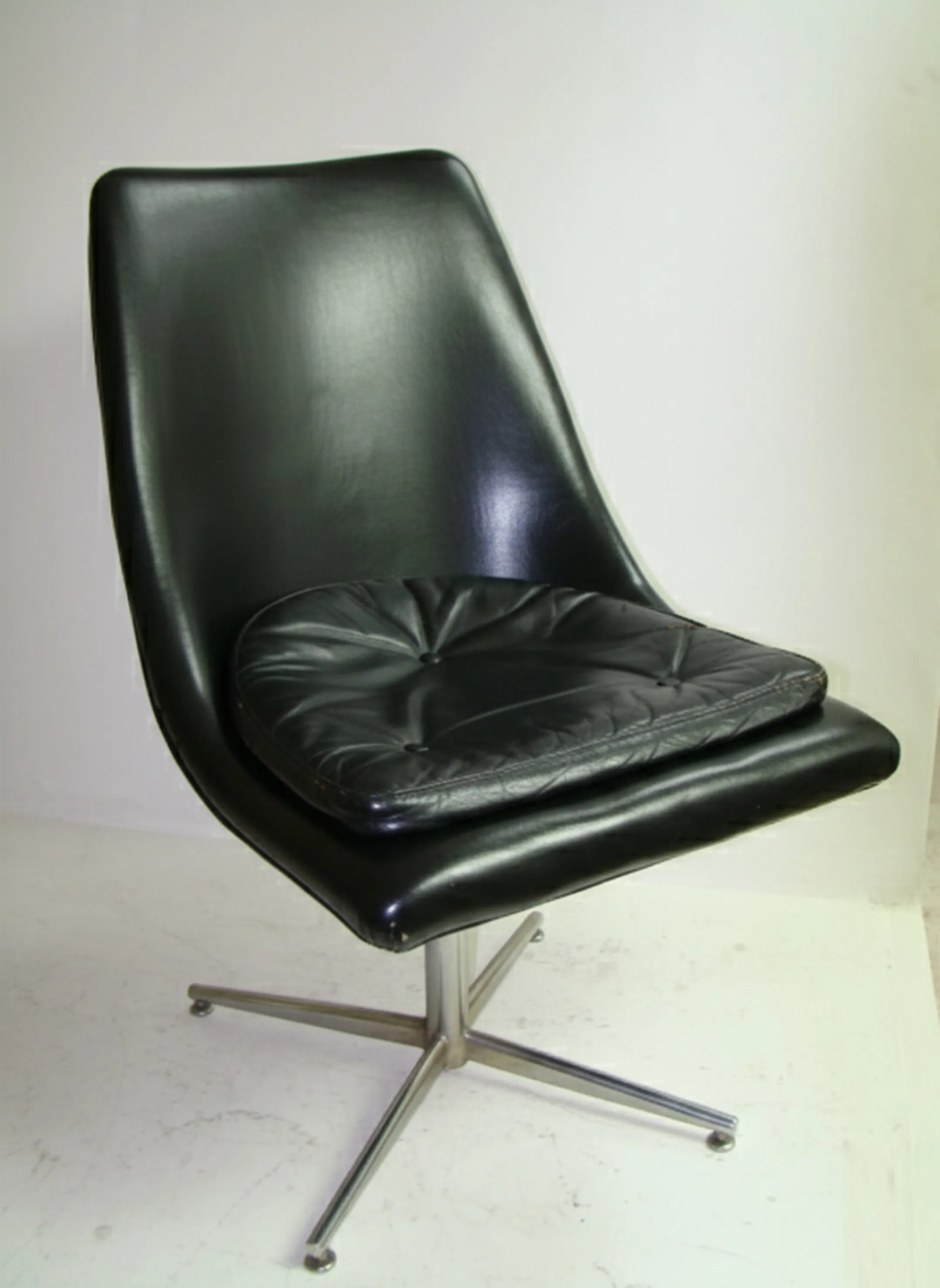 Visão lateral de duas cadeiras de mesa antigas, uma com almofada