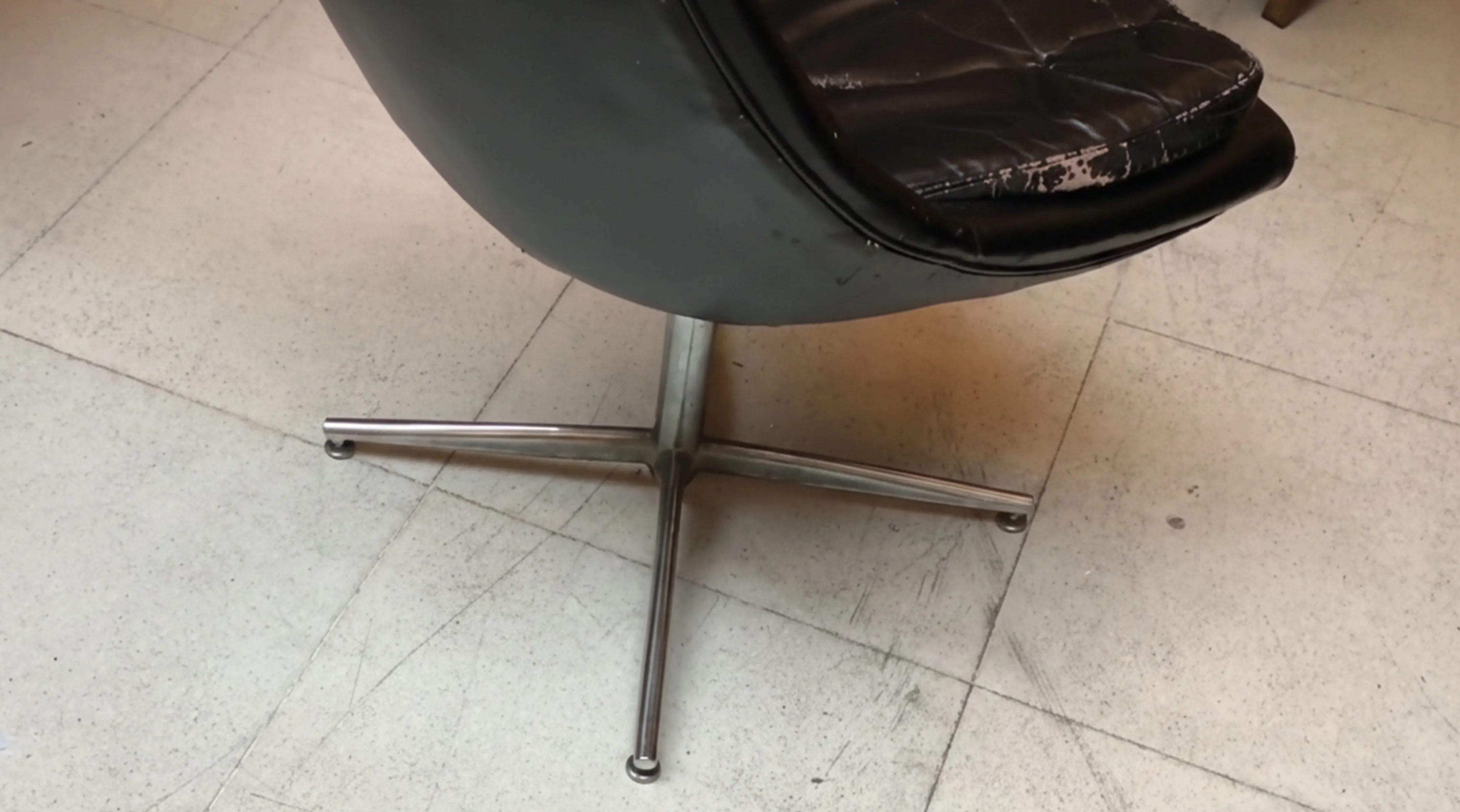 ensemble de 2 chaises de bureau anciennes à restaurer, style classique, fond clair.