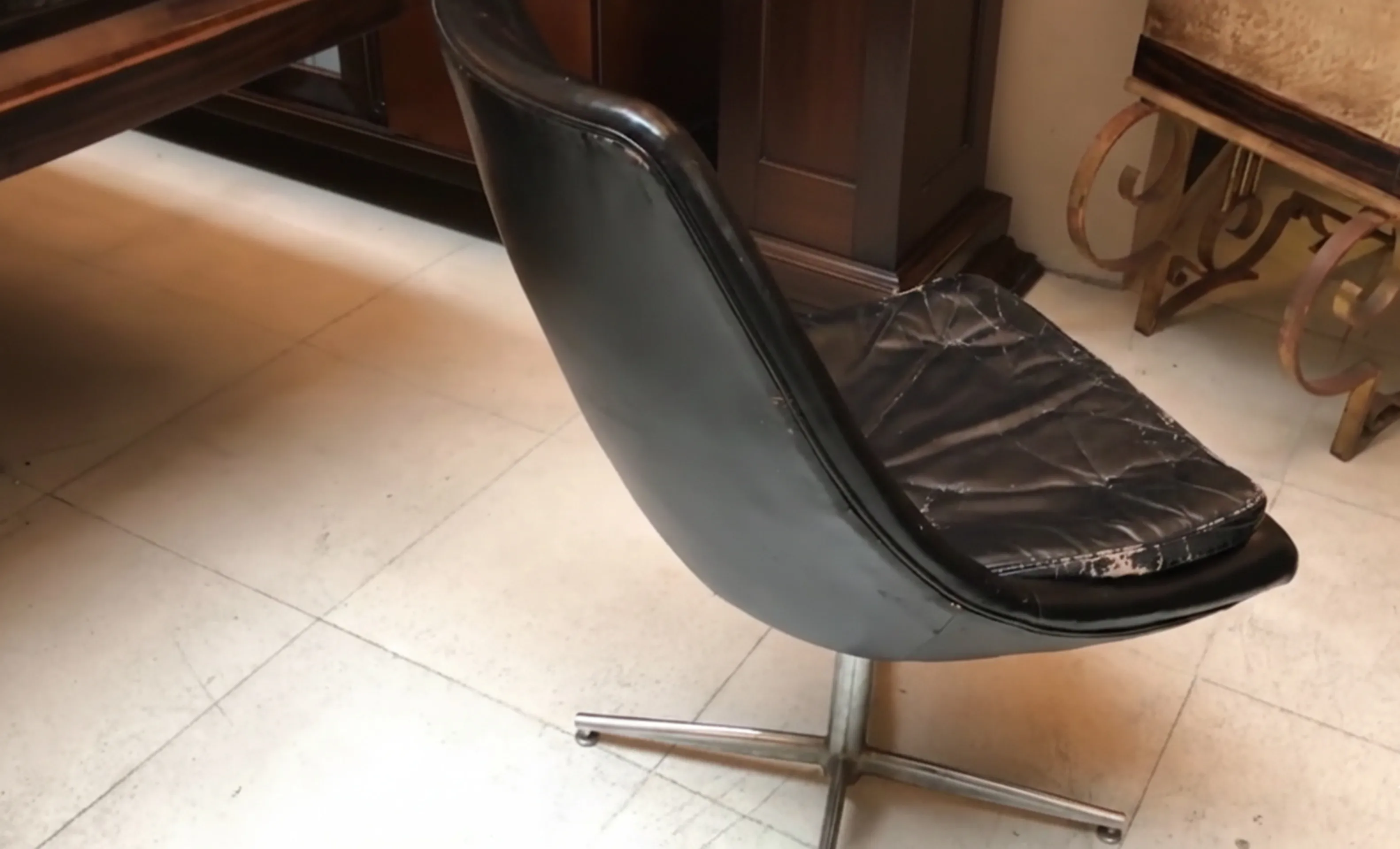 Zwei antike Schreibtischstühle, die restauriert werden müssen, klassisches Design.