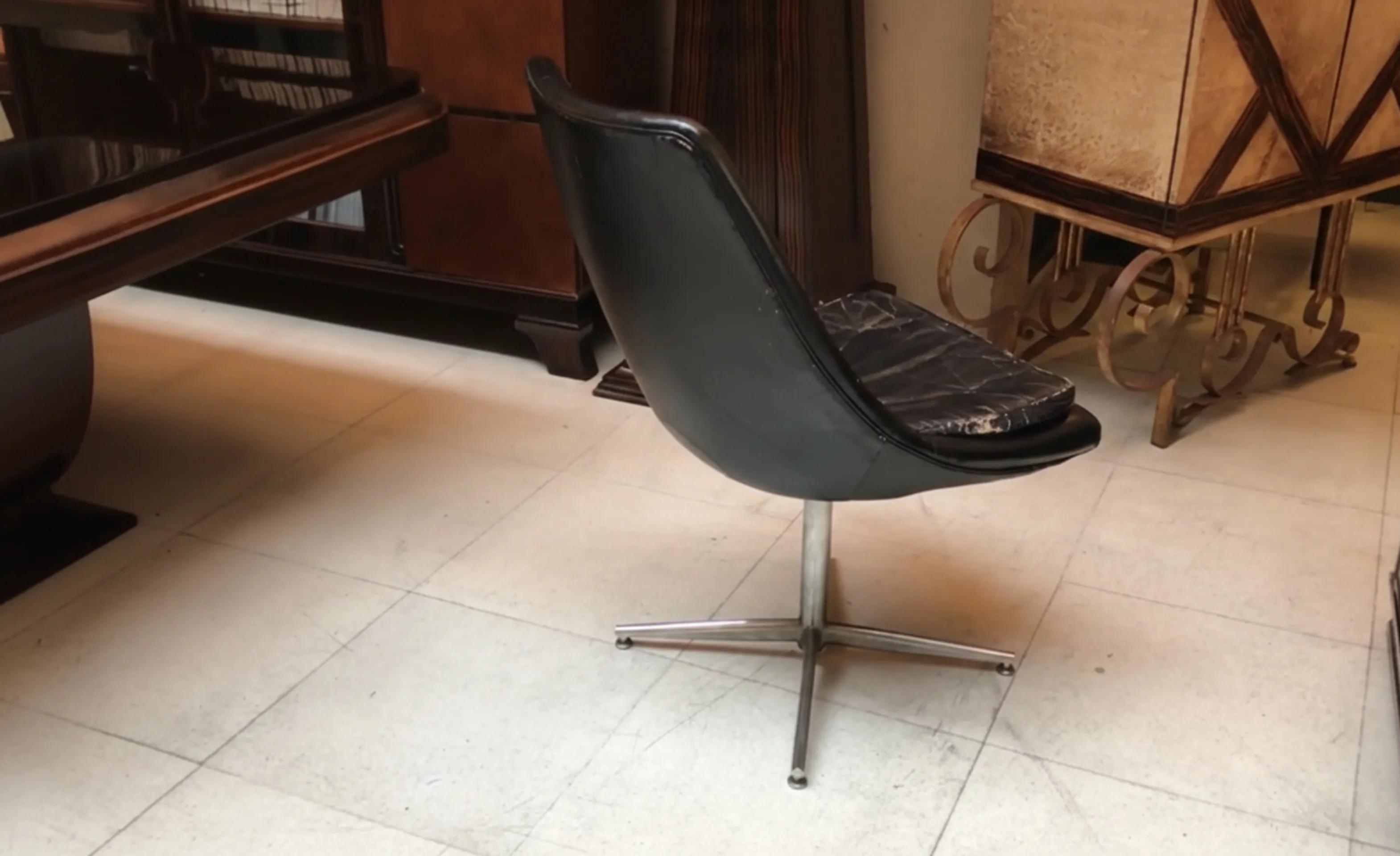 zwei antike Schreibtischstühle in einem eleganten Umfeld