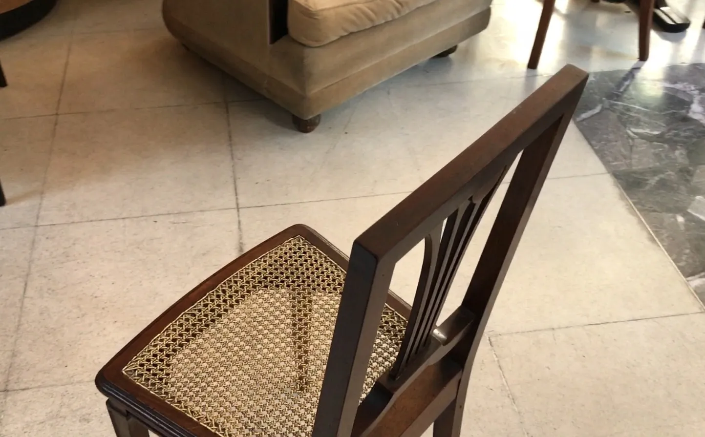 due sedie antiche con design tradizionale in un ambiente accogliente.