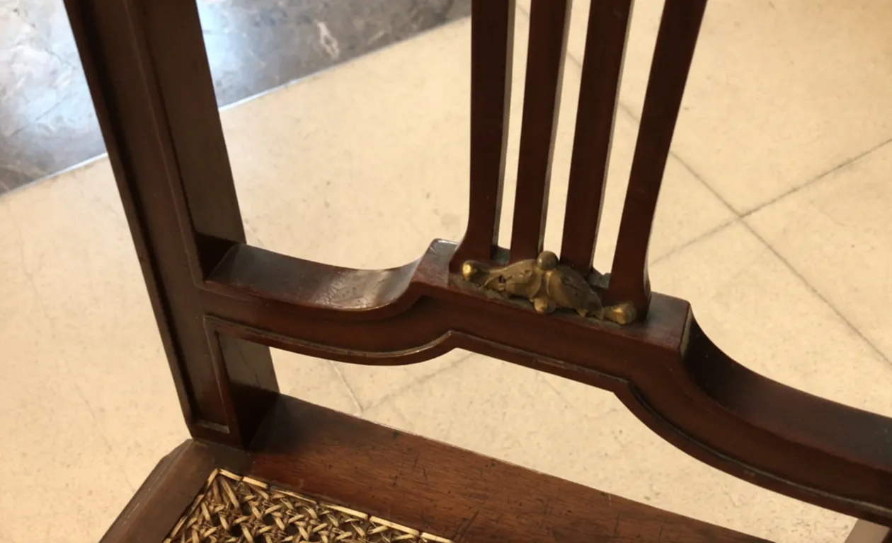 古董椅子的视图，带有装饰