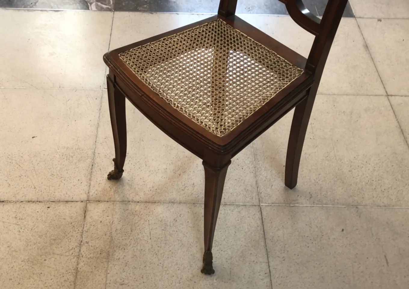 duas cadeiras antigas com assento de vime em um ambiente elegante