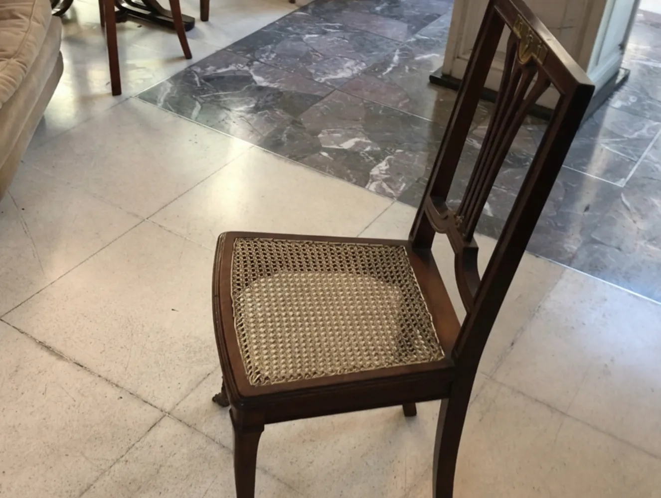 Zwei antike Stühle mit eleganter Gestaltung und dekorierter Rückenlehne