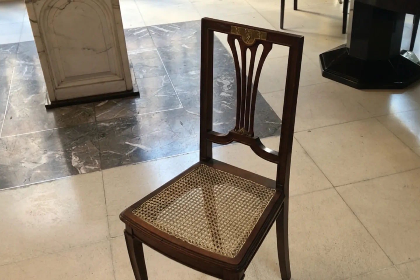 Chaises anciennes au design élégant de Jules Prosper Legastelois dans un cadre classique