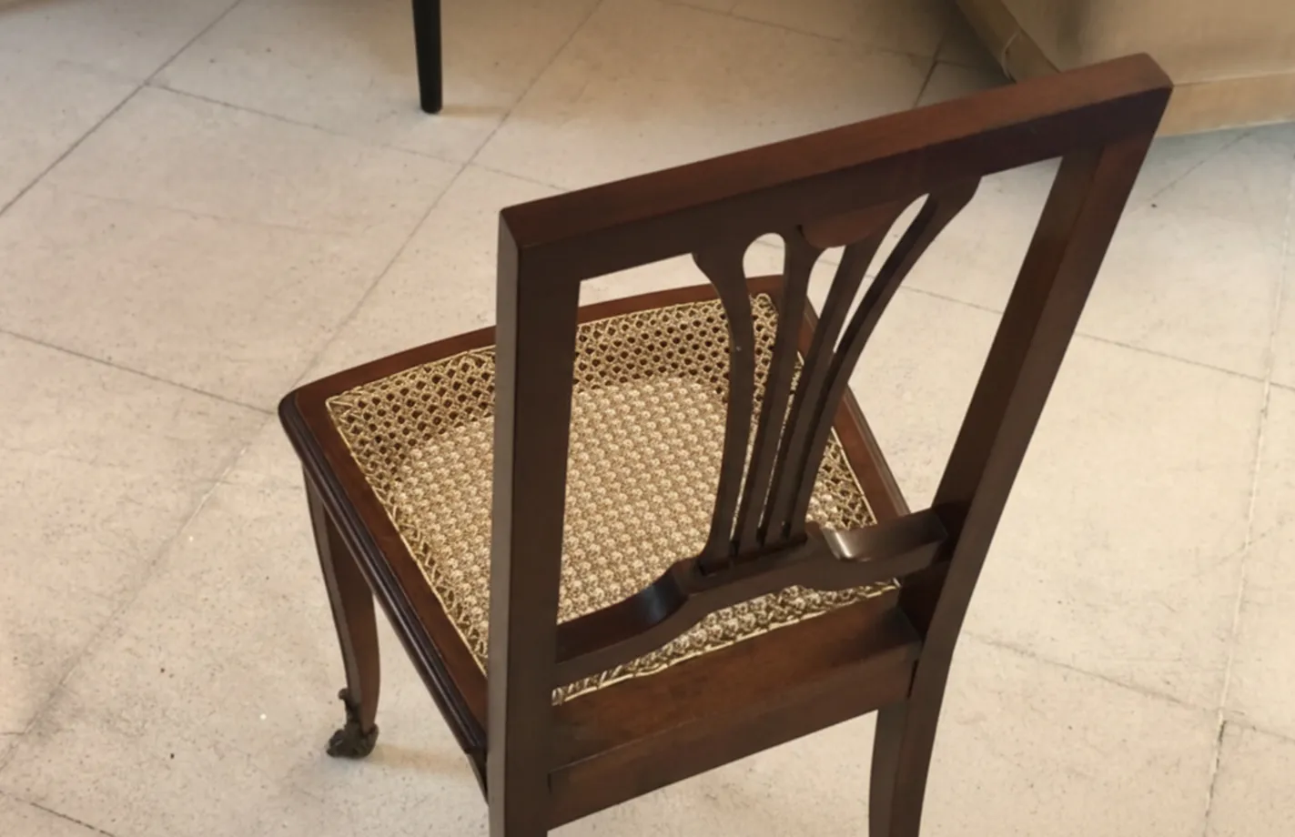 明るい空間に装飾的な背もたれのある椅子2脚の側面