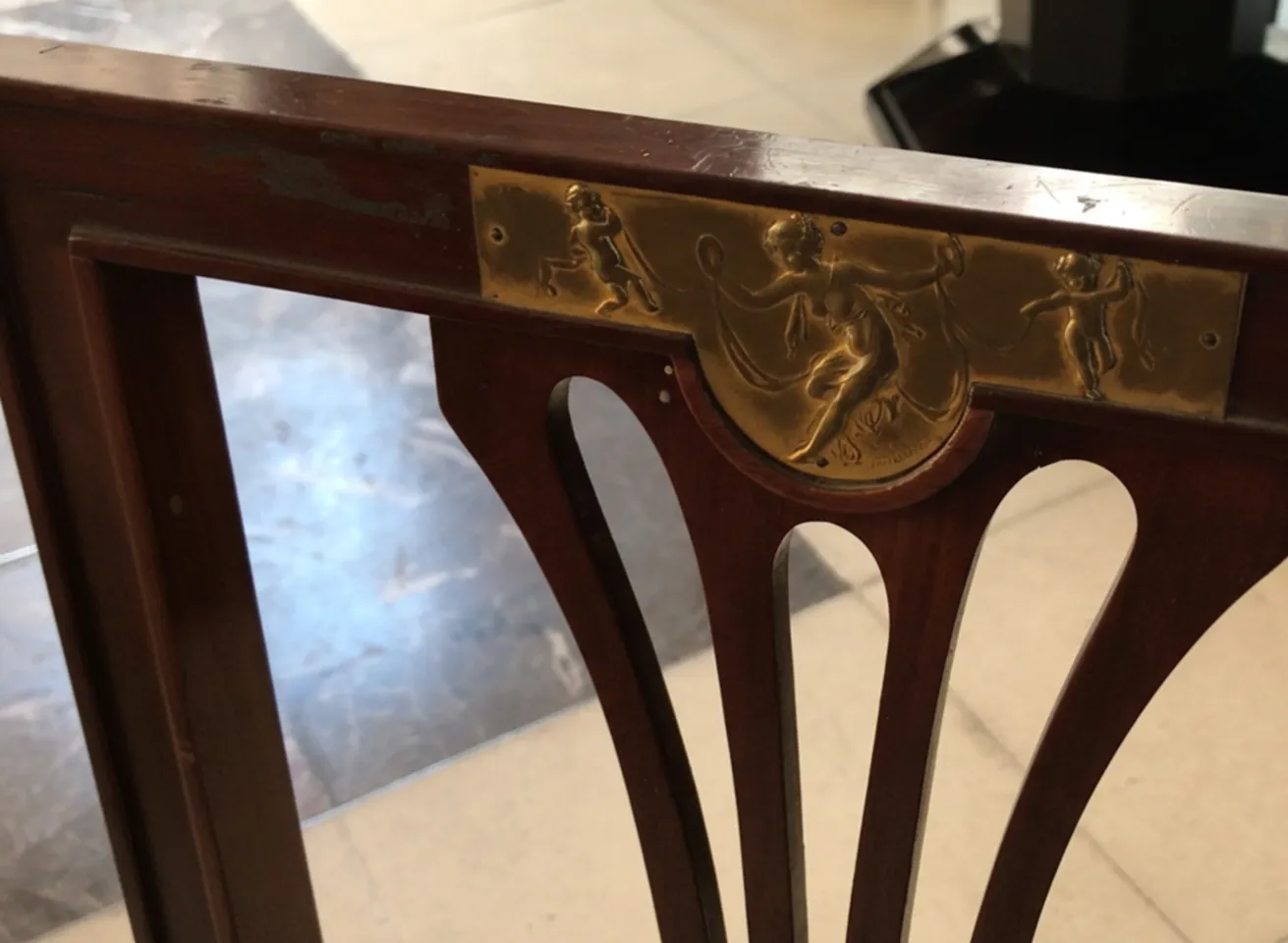 2 chaises anciennes avec relief décoratif sur les dossiers