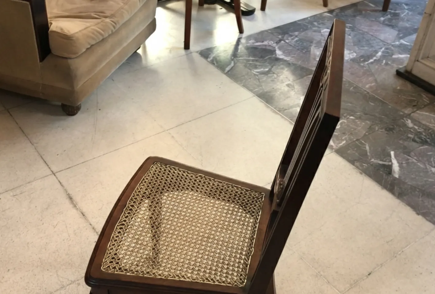 Dos sillas antiguas con un diseño atractivo en un ambiente clásico