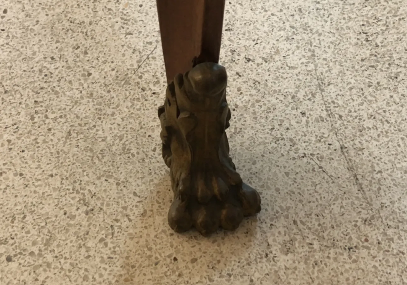 dos sillas antiguas, con patas decorativas de león