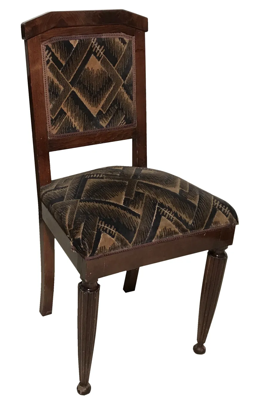 2 chaises avec dossier décoré et pieds élégants, restauration nécessaire.