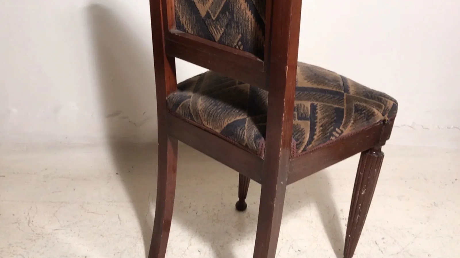 2 chaises anciennes à restaurer avec des pieds sculptés dans un environnement simple