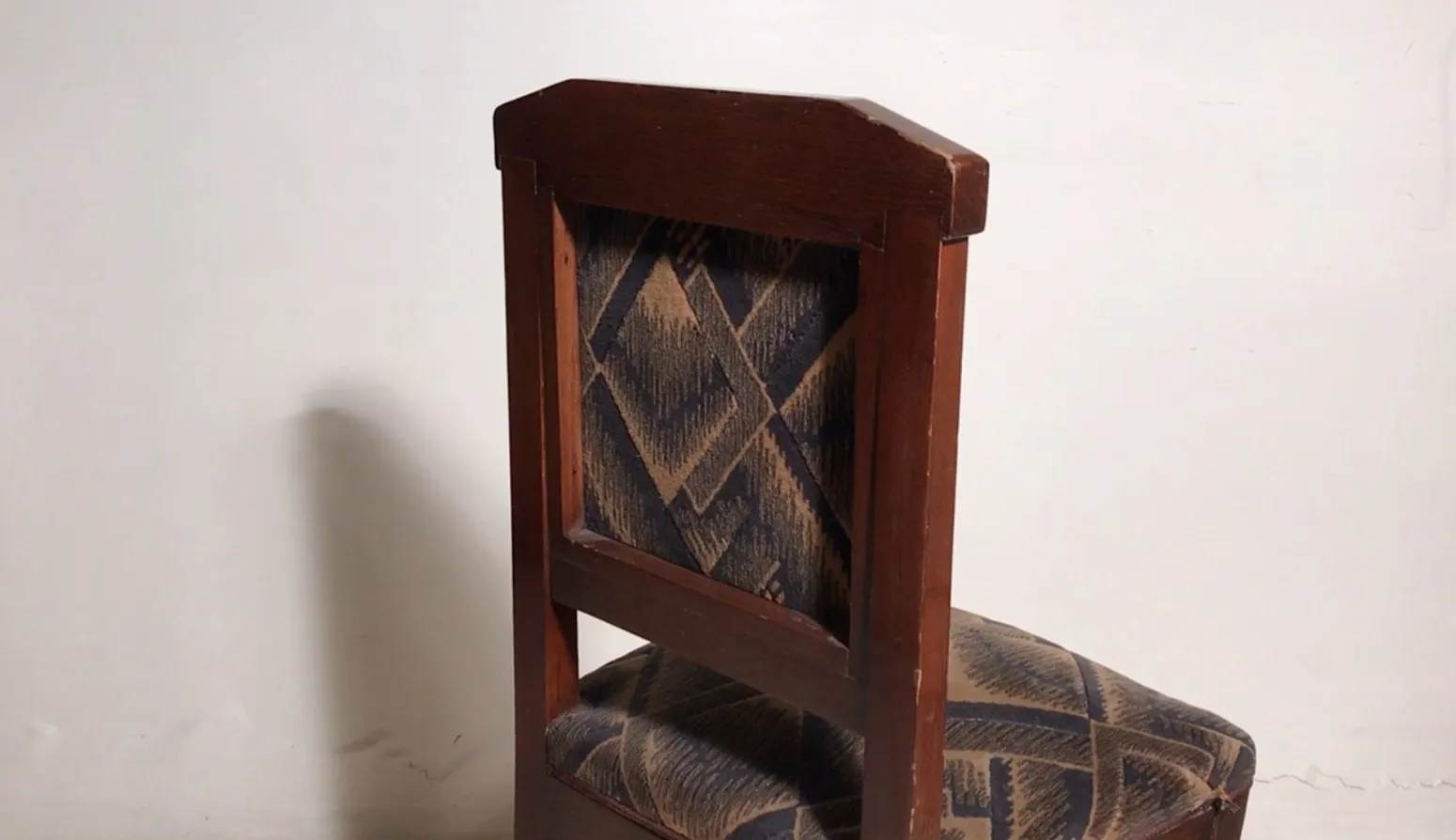 2 chaises anciennes à restaurer dans un environnement neutre