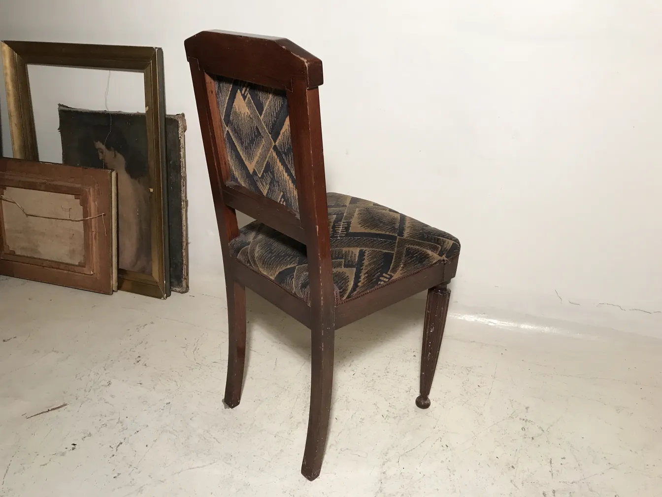 Antike Stühle mit klassischem Design, bereit zur Restaurierung, umgeben von Rahmen.