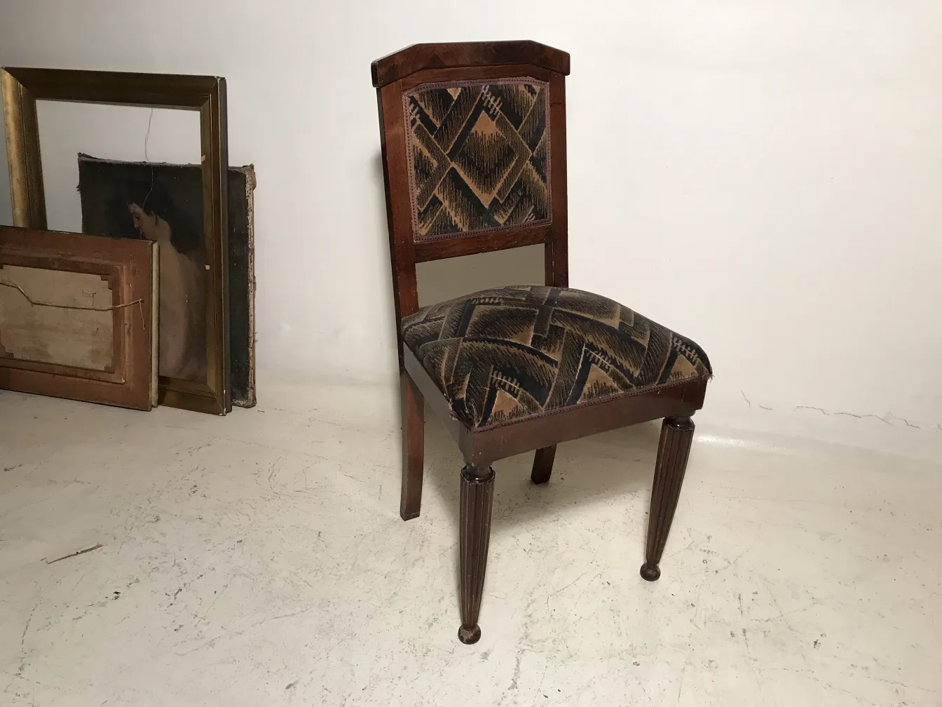 Cadeiras antigas com design único para restaurar, ambiente artístico.