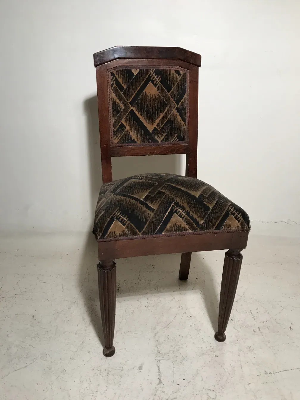 Chaises anciennes avec des designs décoratifs sur le dossier et l'assise