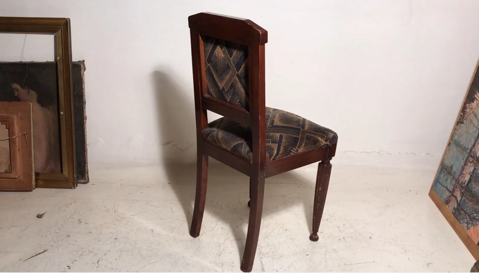 Chaises anciennes à restaurer, avec des motifs géométriques