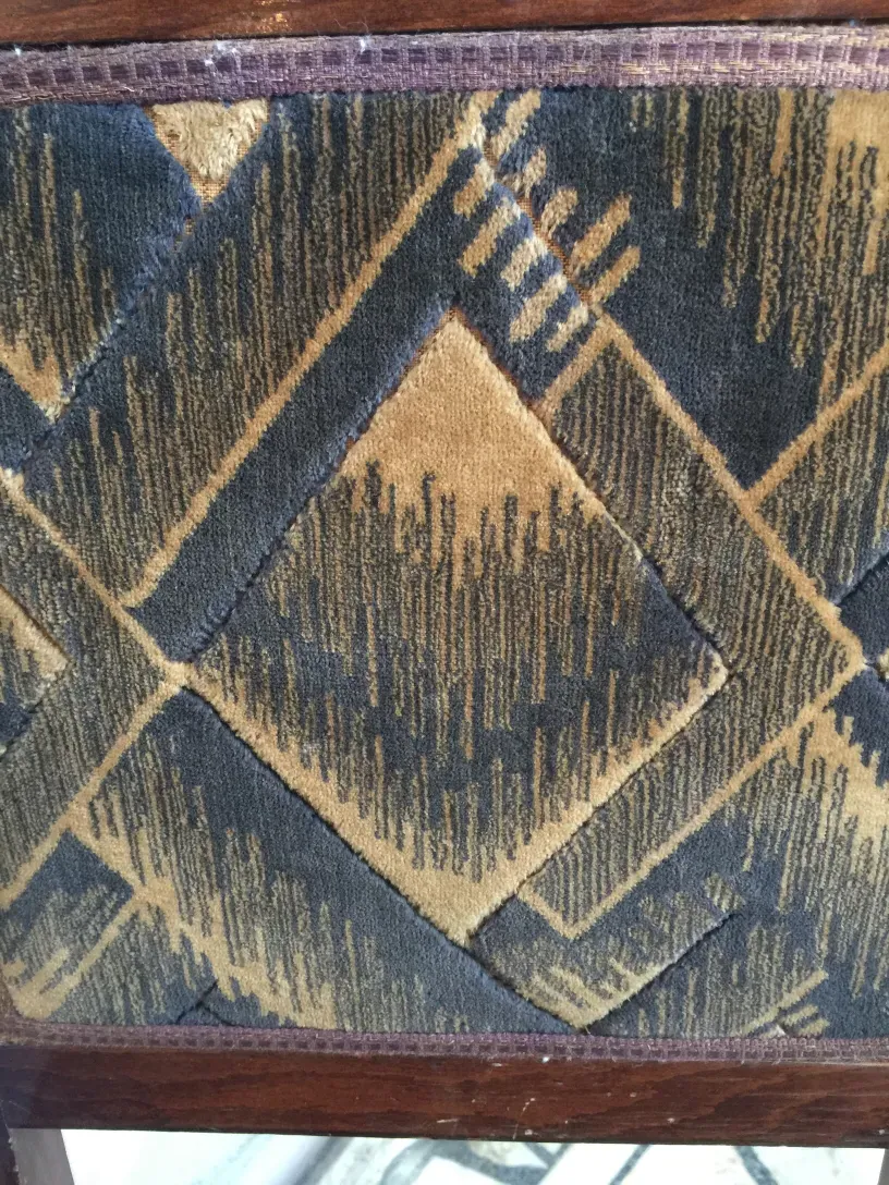 duas cadeiras antigas em design art déco aguardando restauração.