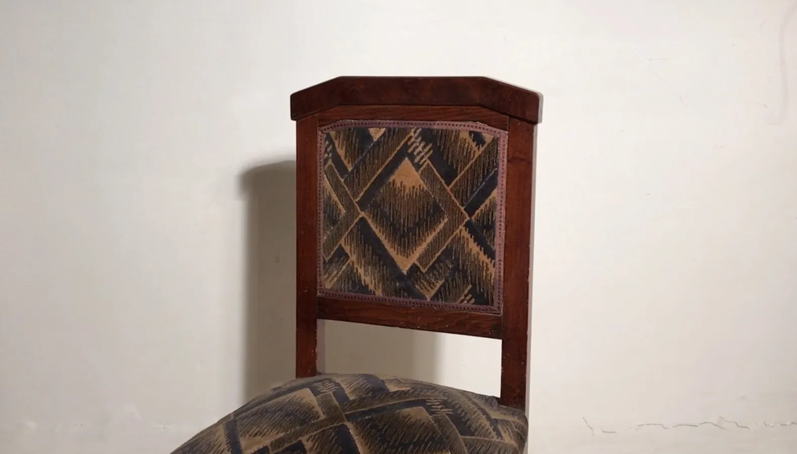 zwei antike Stühle mit Art-Déco-Design zur Restaurierung, hellem Hintergrund.