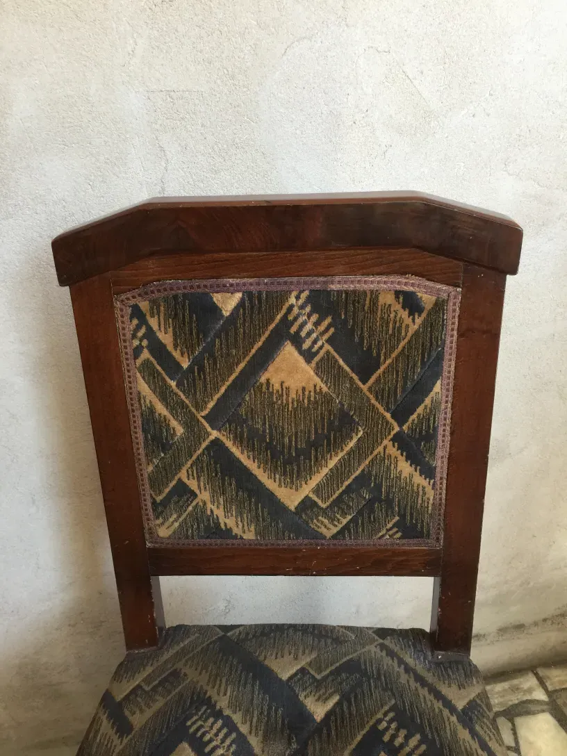 2 стула с дизайном арт-деко, светлый фон, рустикальная обстановка.