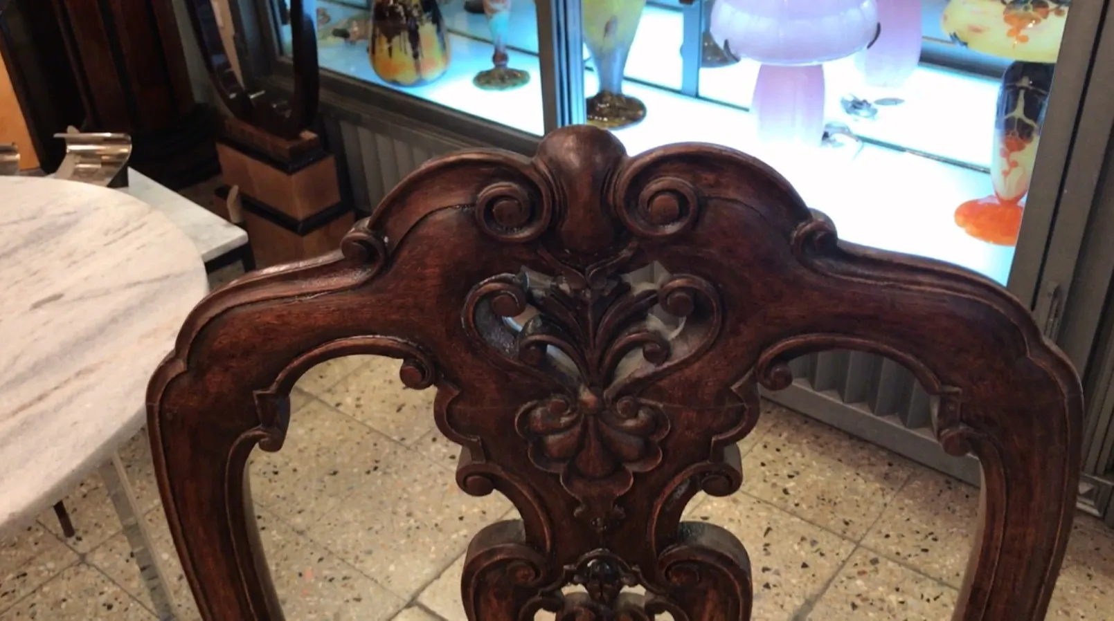 duas cadeiras antigas com detalhes decorativos em um ambiente aconchegante