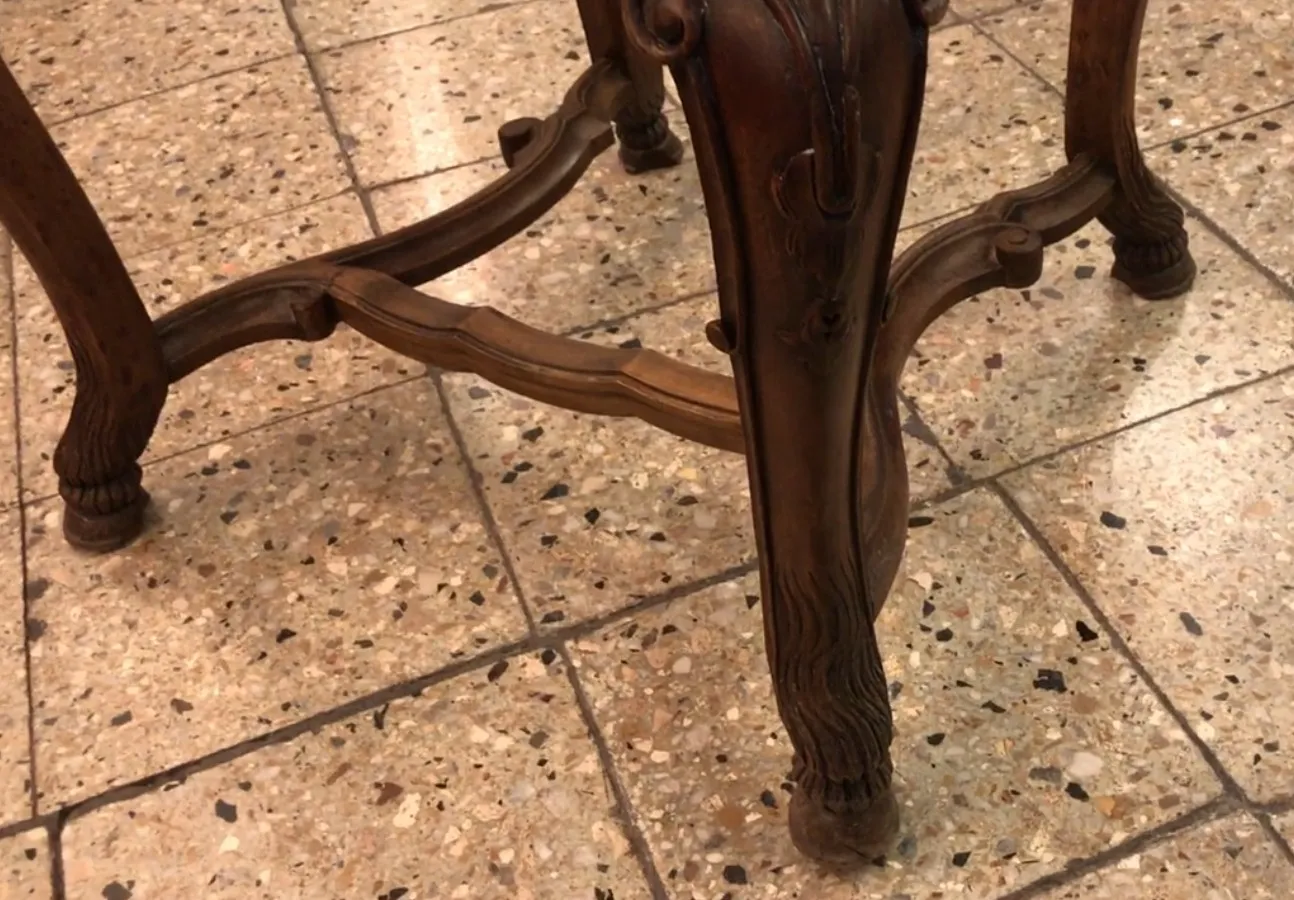 dos sillas antiguas para restaurar en un espacio neutro