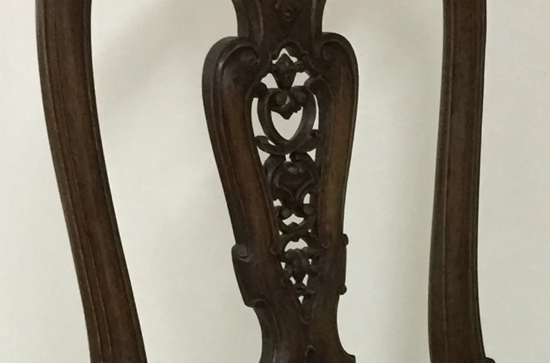 duas cadeiras antigas com detalhes decorativos, fundo neutro, perfeitas para restaurar.