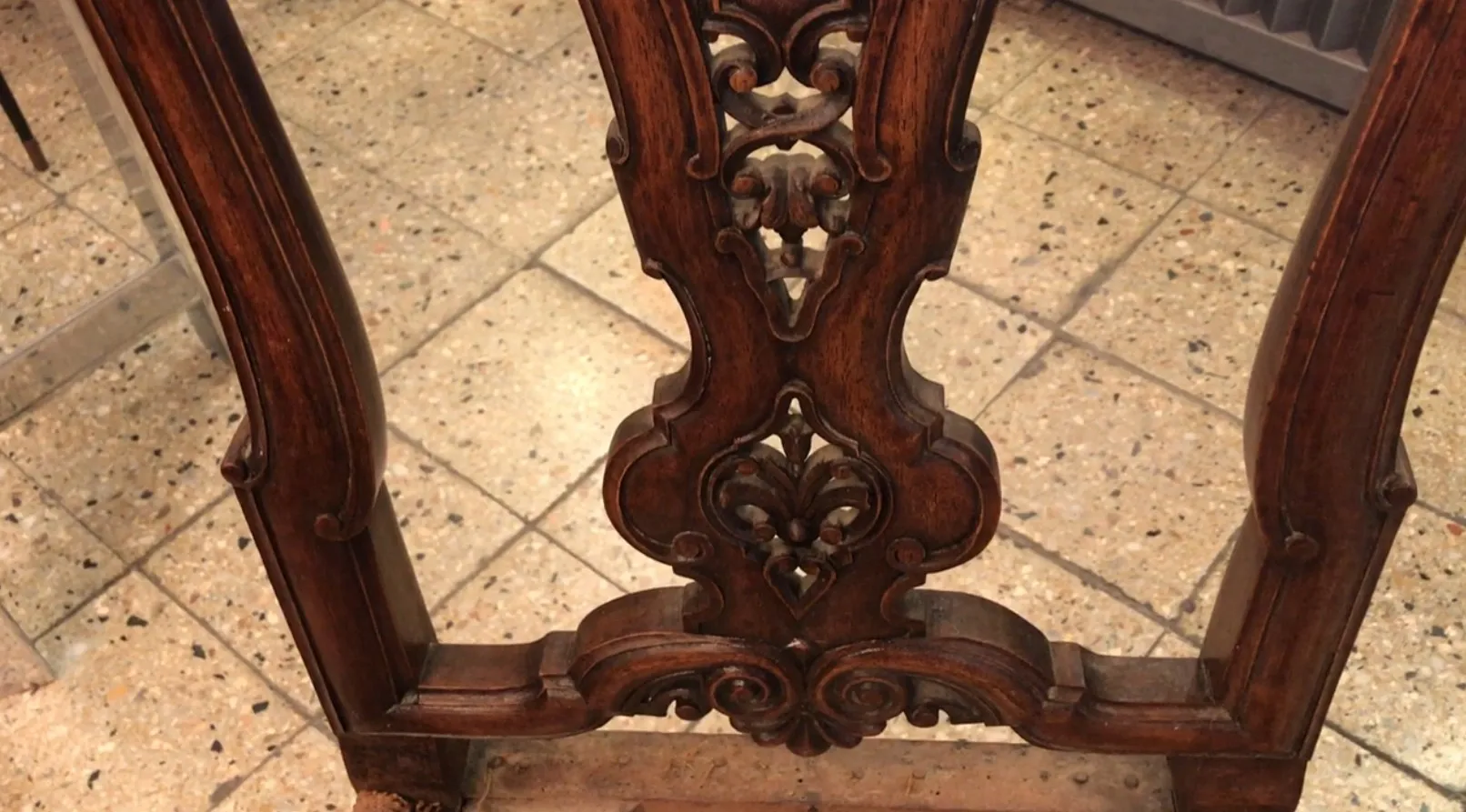 deux chaises anciennes avec des détails ornementaux dans leur design, parfaites pour la restauration et la revitalisation.