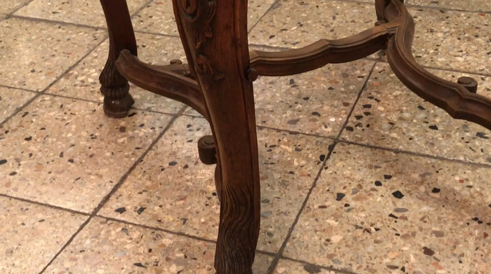 2 chaises anciennes avec détails décoratifs, idéales pour restaurer dans un cadre classique