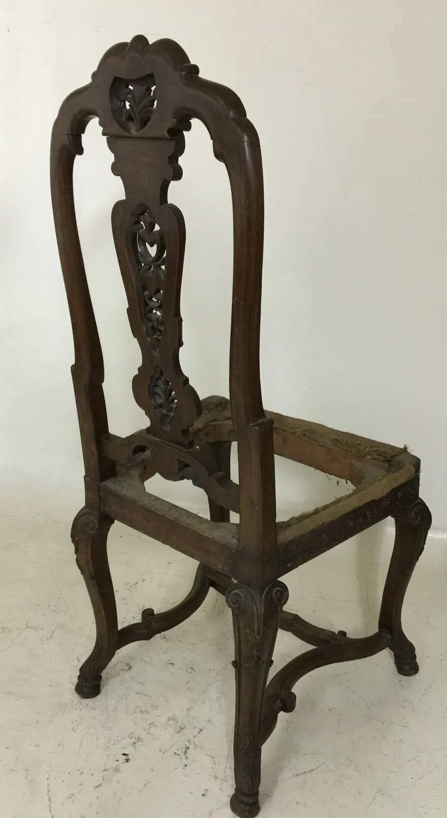 2 chaises anciennes avec détail sculpté, à restaurer