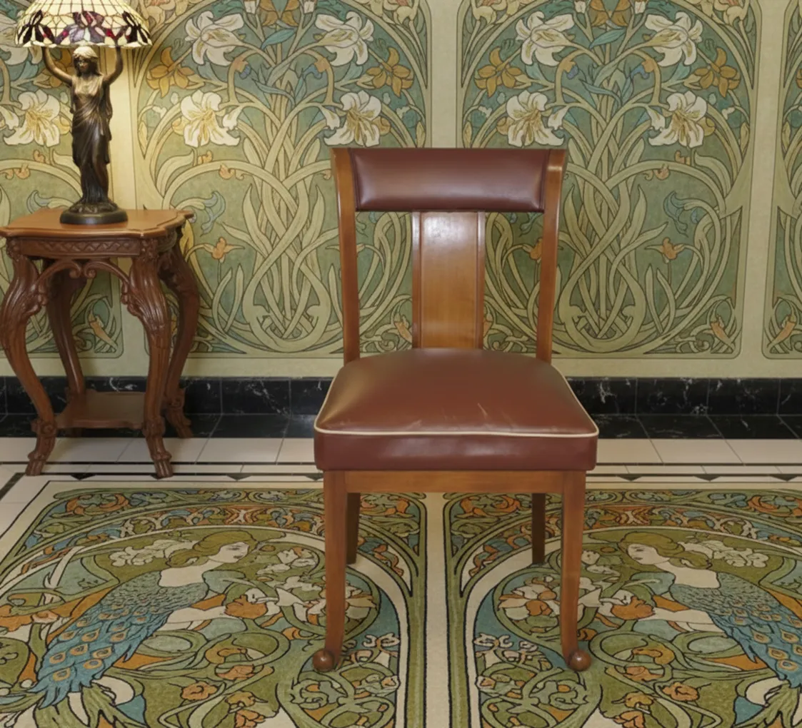 Cadeira antiga para restaurar em um ambiente decorativo floral.