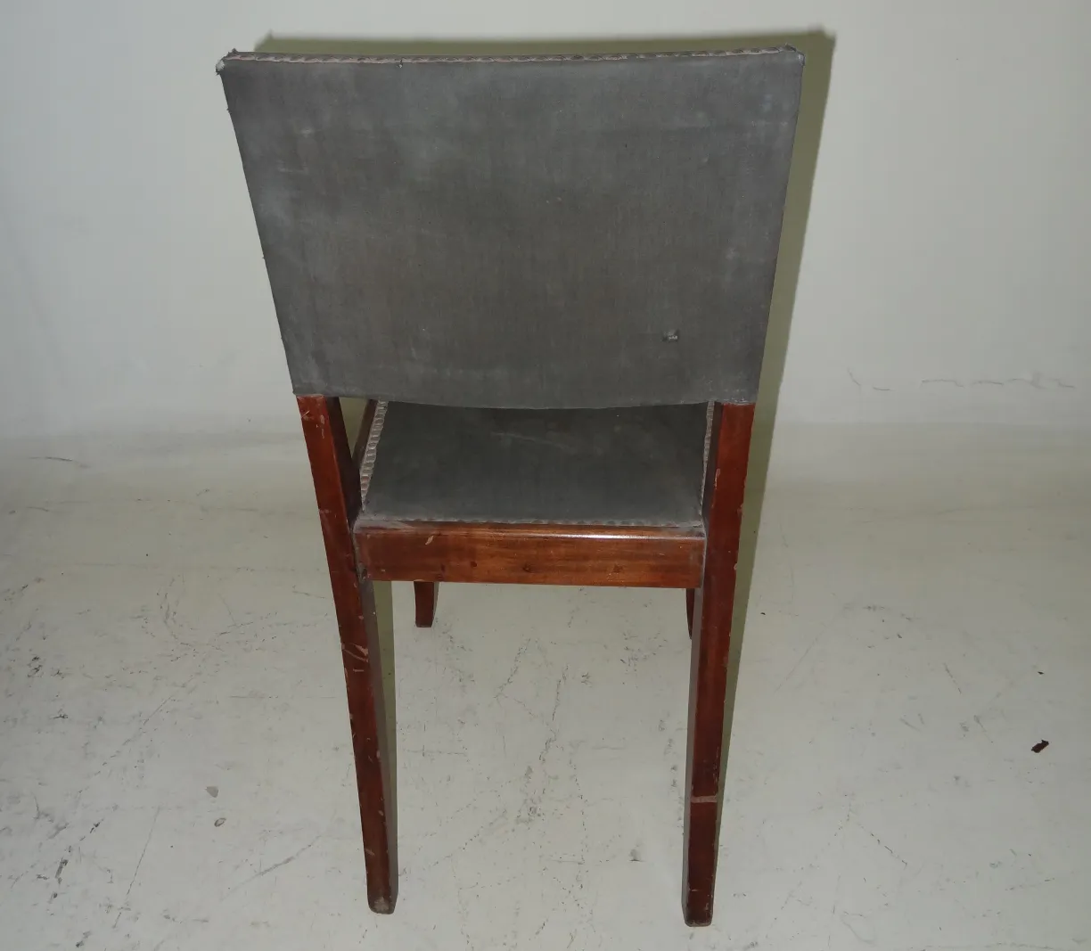 Antiker Art Deco-Stuhl mit hohem Rücken und Holzbeinen, Rückansicht.