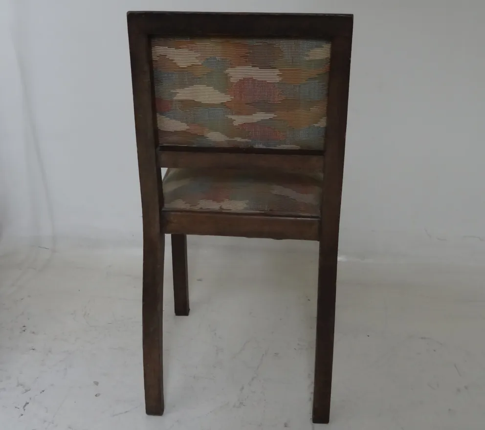 chaise antique avec dossier texturé dans un cadre neutre