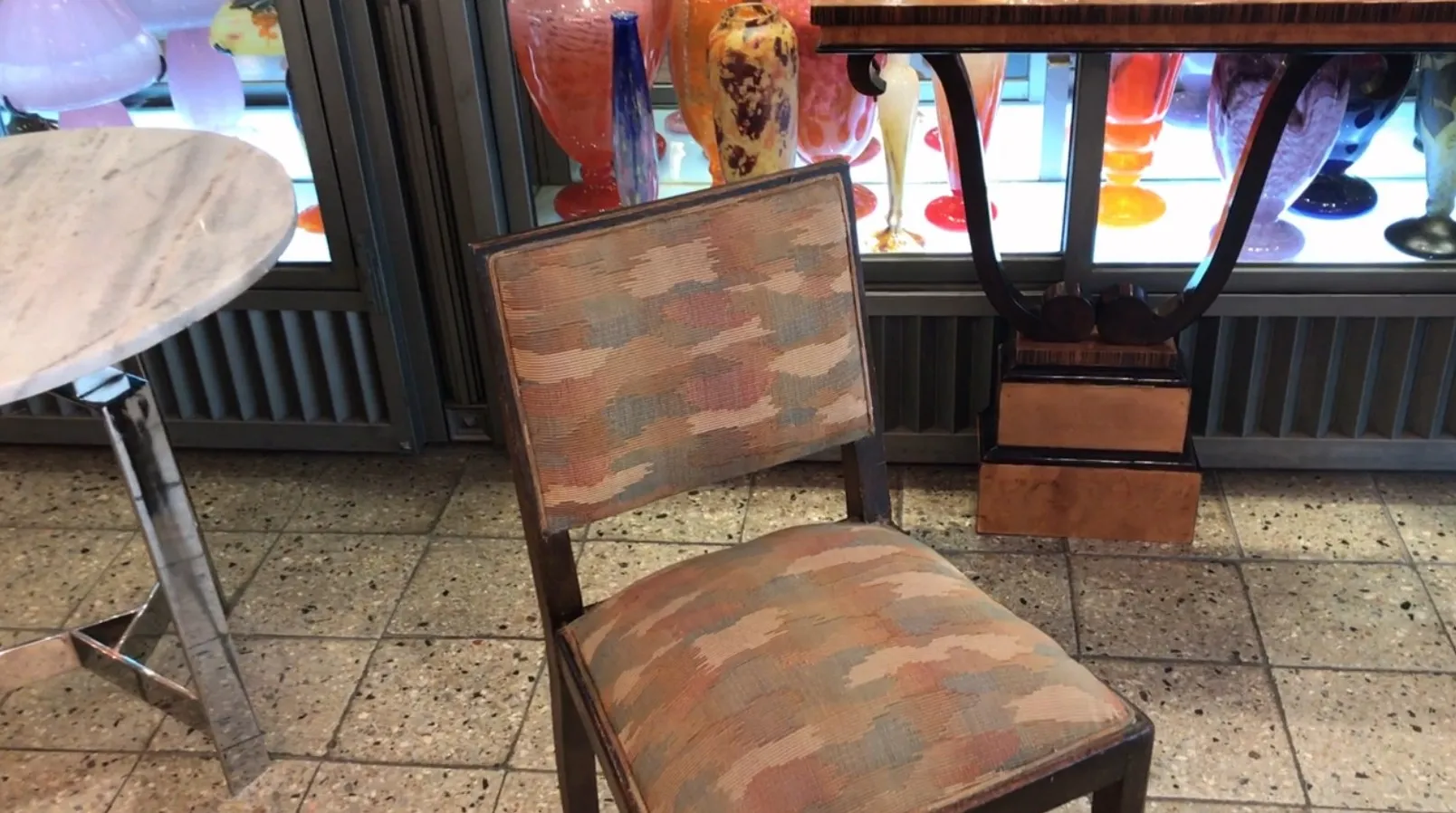 silla antigua en un ambiente con decoración colorida