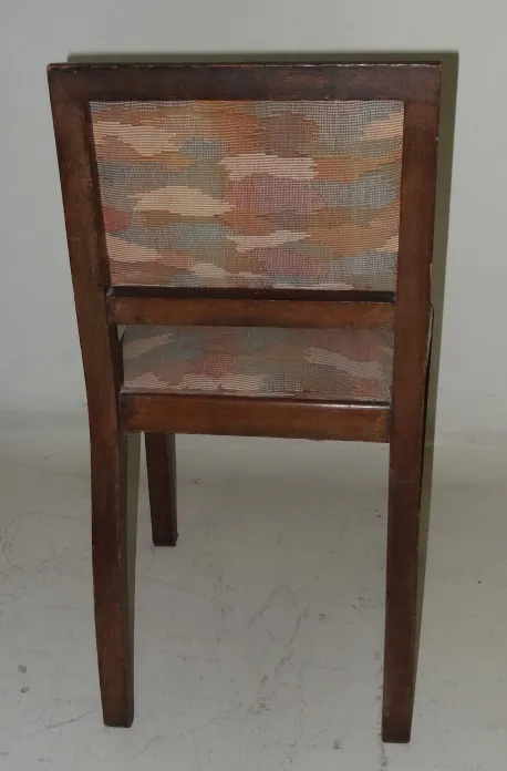 Cadeira antiga vista de trás com tecido decorativo