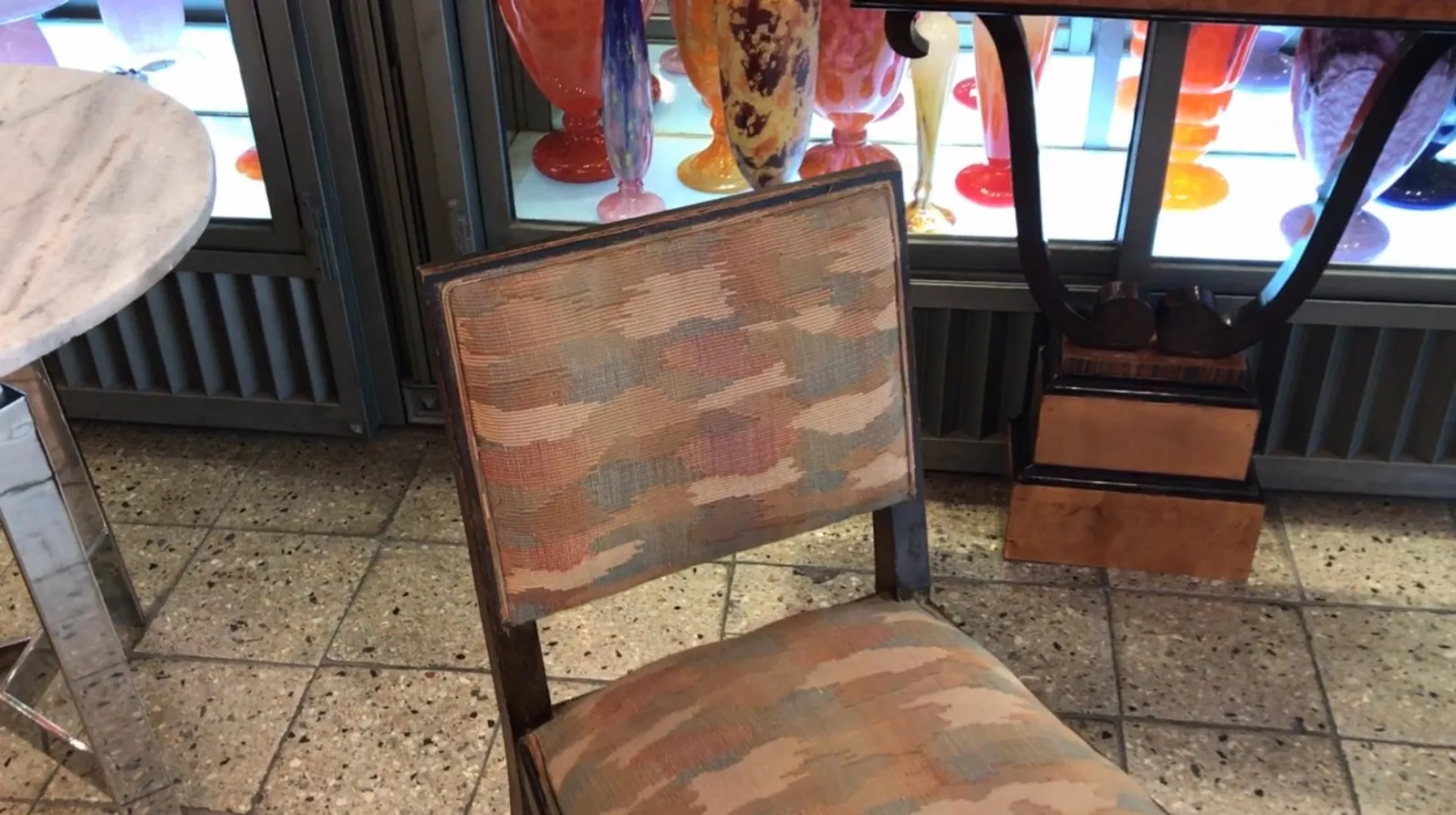 silla antigua para restaurar en un ambiente decorativo con objetos