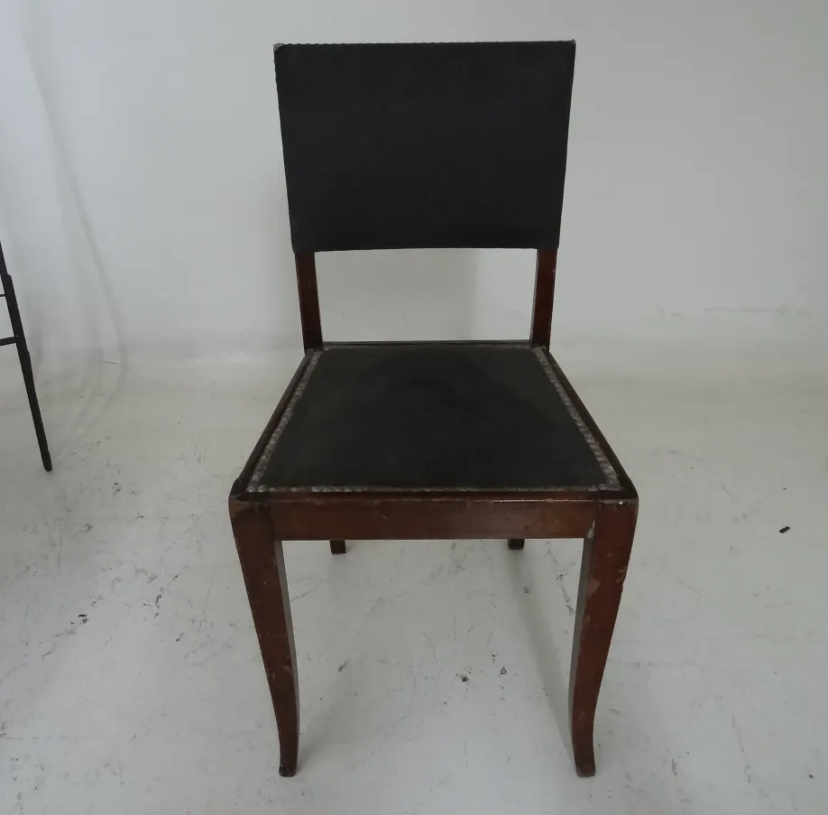 Silla antigua artística en el ambiente sencillo, ideal para restaurar.